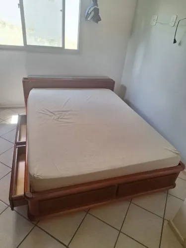 Cama de casal em mogno.