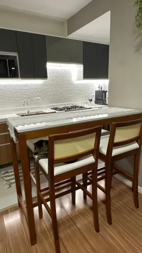 Bancada com banquetas