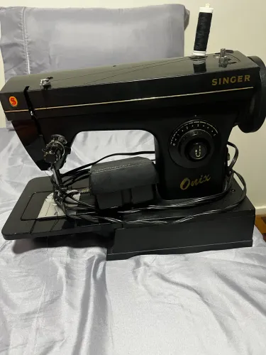 Máquina de costura reta