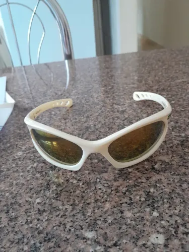 Vendo óculos de sol Sky morceguinho branco com a lente camaleão