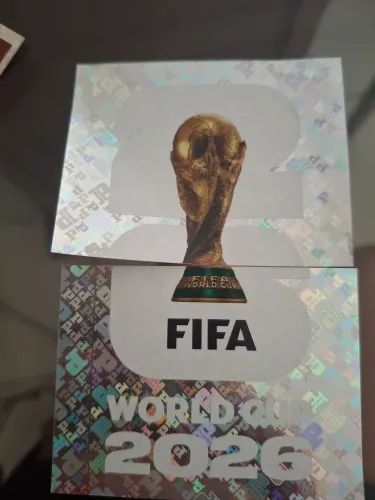 kit com duas figurinhas da taça da copa de 2026 original painini