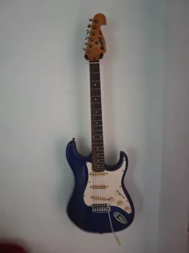 Guitarra Memphis MG32 com cabos e cube baby em um ótimo estado