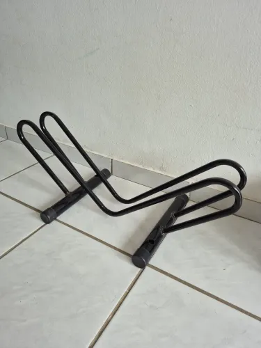 Vendo Suporte Individual de Chão para 1 bicicleta.