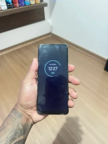 Celular semi novo porém conservado