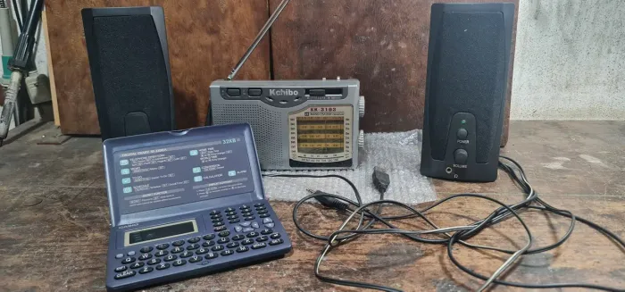 KIT COM RÁDIO FM/AM/OC, MINI CAIXAS DE SOM E AGENDA/CALCULADORA 