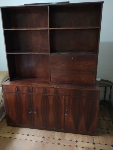 Vendo estante folheada em jacarandá medindo 1,80 altura, 1,50 largura