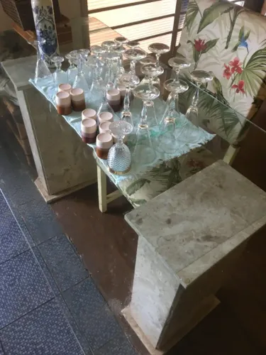 Mesa com tampo de vidro e base de mármore