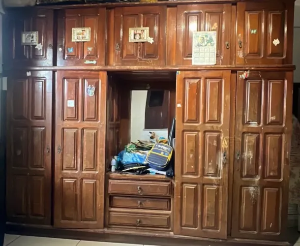 Guarda roupa todo em madeira