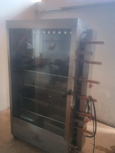 Máquina assar frango 30 frangos semi nova, elétrica e gás, bivolt usada 2 vezes