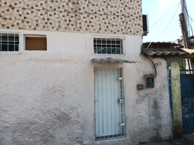 Aluga-se casa de vila sendo que ela é a 1? casa com entrada individual 