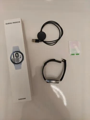 Samsung Galaxy Watch 4 - Excelente Estado + Caixa, Carregador e Película