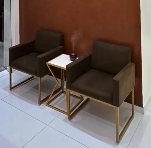 Vende-se 2 poltronas cor marrom base dourada 