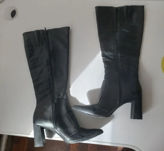 Bota cano alto preta