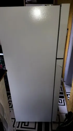 Estou vendo uma geladeira da marca Midea nova com nota