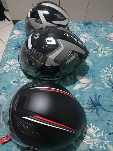 Vendo três capacetes .1 de criança e dois para adultos, muito novo .