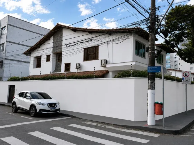 Casa Comercial à Venda em Jardim Camburi - Ideal para Investimento ou Escolas
