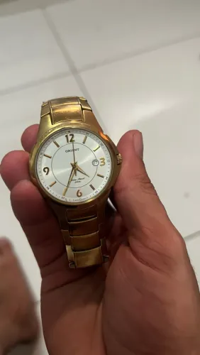 Relógio oriente dourado
