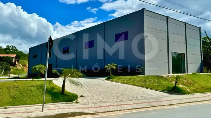 Galpão para Venda 540m² | Amplo Pátio | Canelinha