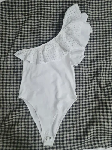 Vendo body um ombro só com detalhes em lessielindo
