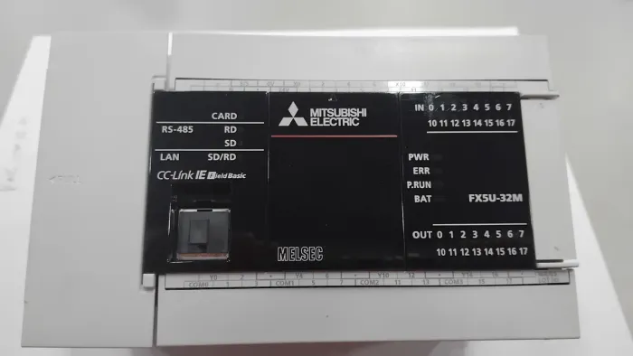 CLP Mitsubishi MELSEC FX5U-32MR/ES - 24VDC - 32 Pontos