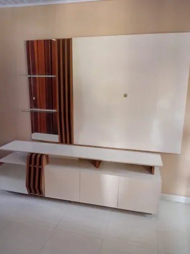 Painel com rack, branco com espelho e ripado
