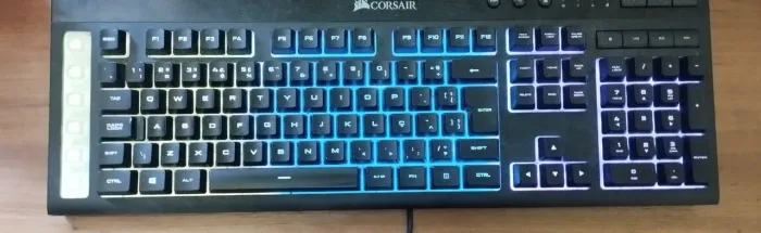 Vendo teclado gamer Corsair K55 RGB, ideal para jogos e uso diário.