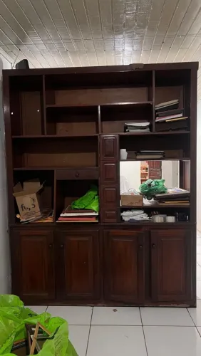 Estante de sala de madeira com boa durabilidade e com várias divisórias