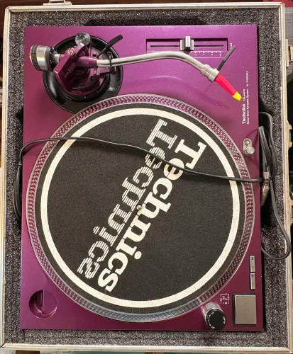 VENDA - PAR DE TECHNICS MK2 PERSONALIZADOS + NUMARK SCRATCH ?