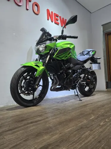 Kawasaki Z400 2023 verde km 1.130 único dono manual e chave de reserva