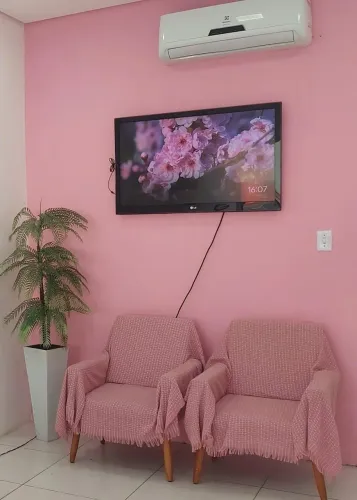 Poltrona Decorativa Rosa com Manta - Excelente Estado