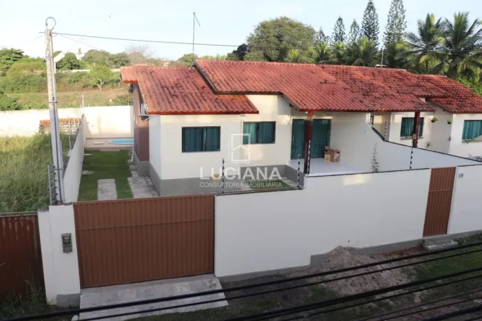 CASA SOLTA COM PISCINA E UMA ESPAÇOSA ÁREA DE LAZER