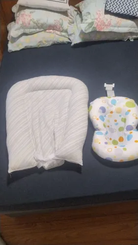 Vendo ninho e redutor de banheira para bebê.
