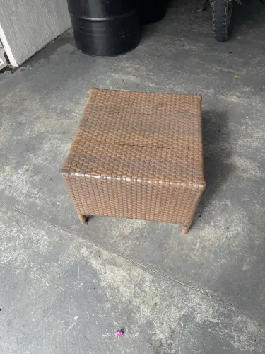 Puffs / banquetas em fibra sintética (tipo rattan)