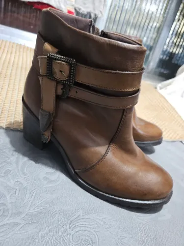 BOTA FEMININA MARROM