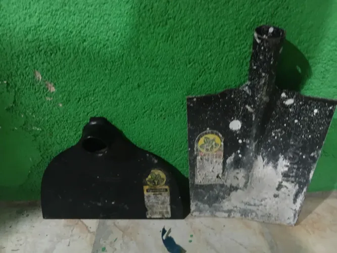 Uma Pá reta nova e uma enchada novinha so falta.os.cabo