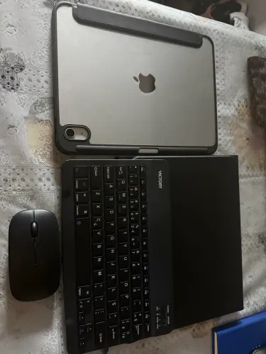 iPad com capa , teclado e mouse
