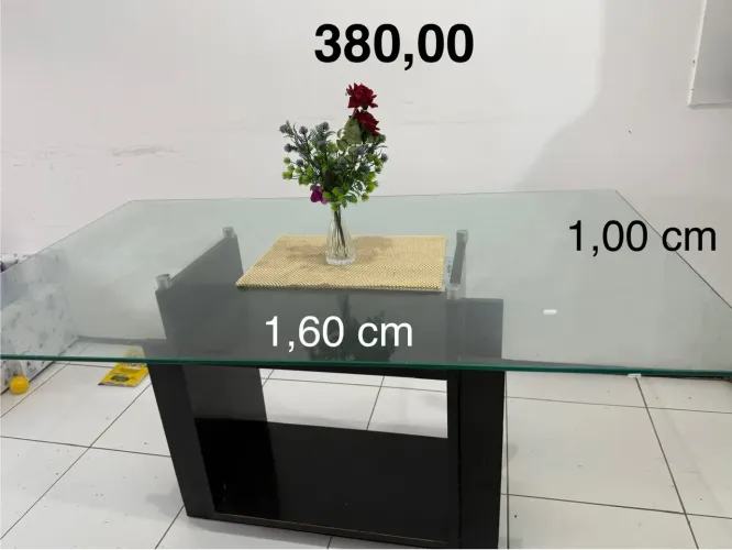 Mesa de vidro e sofá 