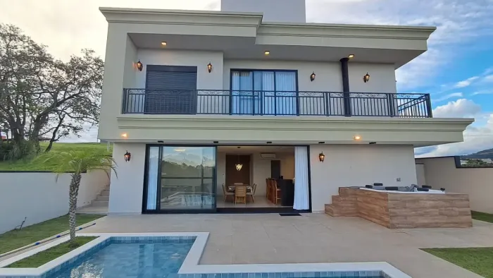 Sobrado à Venda Ninho Verde 2 - Pardinho SP Acabamento impecável! Completo mobiliado e dec