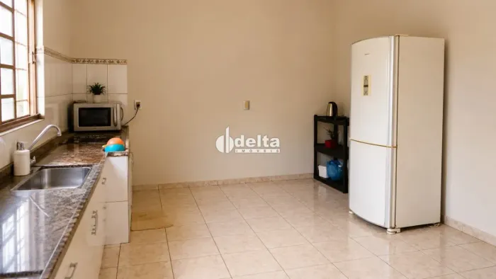 Casa com 3 quartos sendo 1 suíte disponível para locação no bairro Santa Mônica em Uberlân