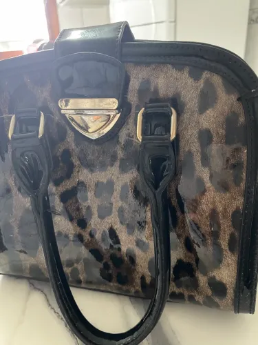 Bolsa de mão. Animal Print em verniz.