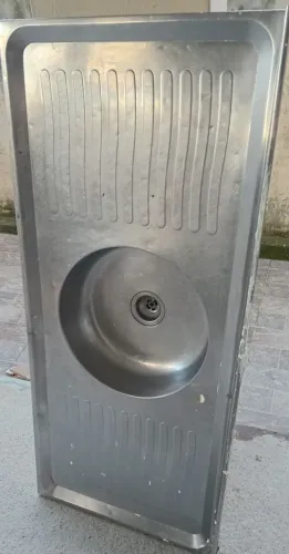 Vendo pia de cozinha usada.