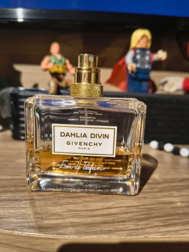 Perfume givenchy dahkia divin