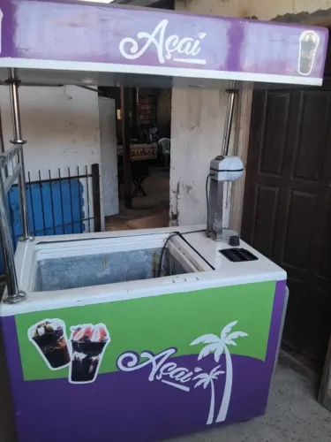 Carrinho de Açaí com Freezer e Batedor de Milkshake R$ 3.700 restauração completa.