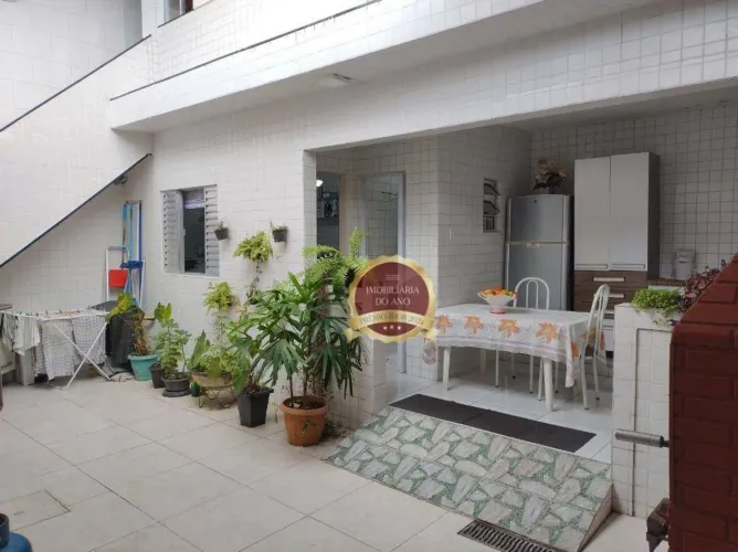 Casa com Edícula, 3 Quartos, Churrasqueira e 4 Vagas de Garagem
