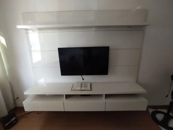 Rack suspenso branco com luminária