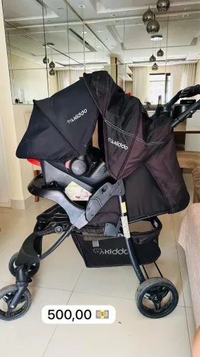 Carrinho de bebê com bebê conforto