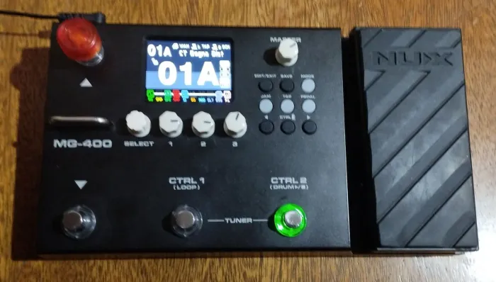 Pedaleira Nux MG 400 para guitarra e baixo com IR acompanha fonte