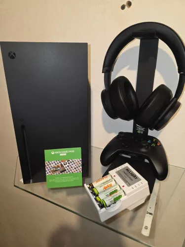 Vendo Xbox Series X + BRINDES *NOVO
