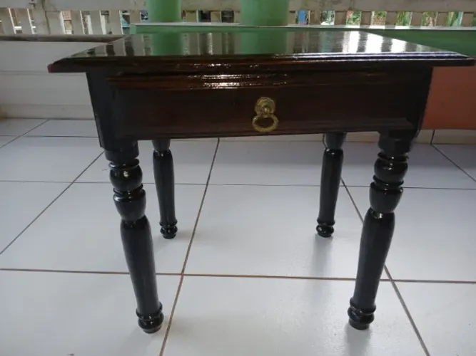 Mesa de cabeceira, cor marron, colonial, com a estrutura em pau d?arco, em ótimo estado.