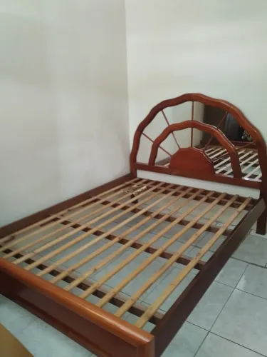 Cama casal de madeira